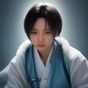资深编辑 Kai 凯子的工作照，坐在明亮的办公桌前查看用户反馈邮件，笑容亲切，背景有绿植装饰